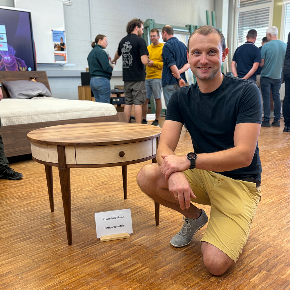 Portrait von Florian Bernstein mit seinem Meisterstück.