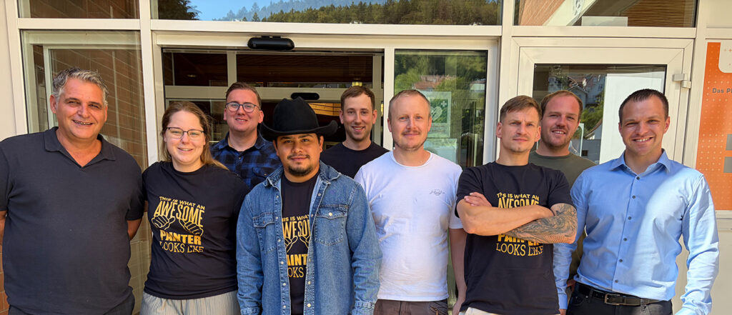 Gruppenfoto der neun neuen Malermeister mit Lehrmeister Jens Eichler vor der Bildungsakademie Waldshut.