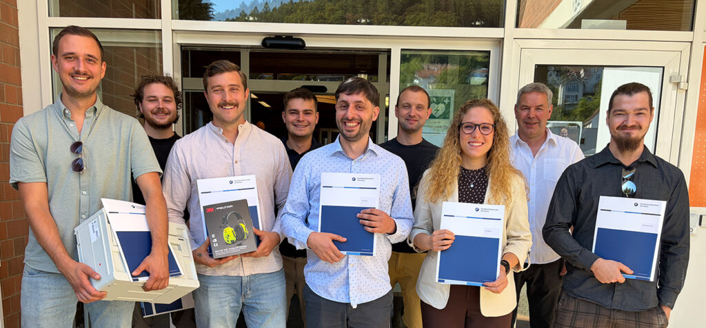 Gruppenfoto der neun neuen Schreinermeister mit Lehrmeister Wilfried Schäfer vor der Bildungsakademie Waldshut.