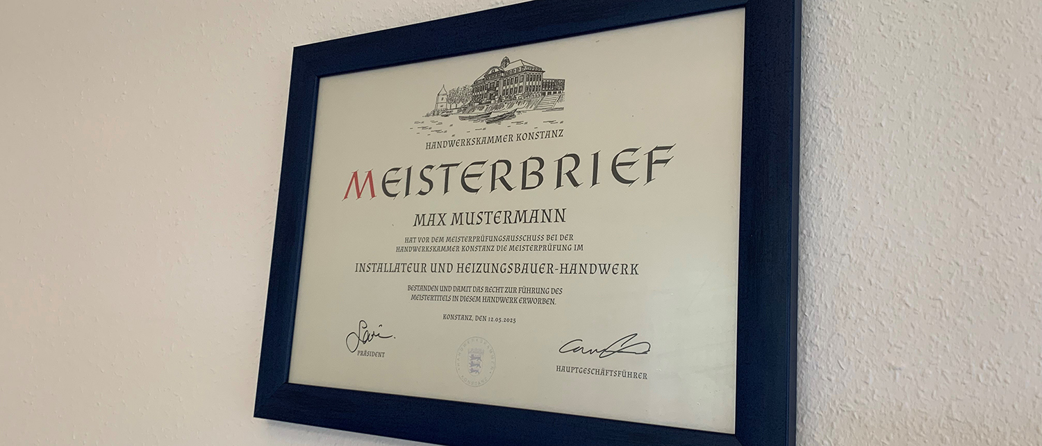Gerahmter traditioneller Meisterbrief der Handwerkskammer Konstanz an einer weißen Wand.