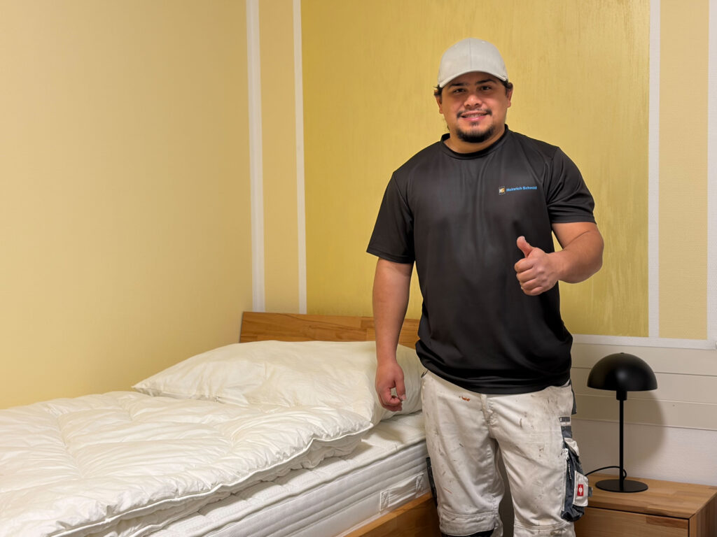 Azubi-Wohnheim in Waldshut: Zimmer mit gelber Wand.