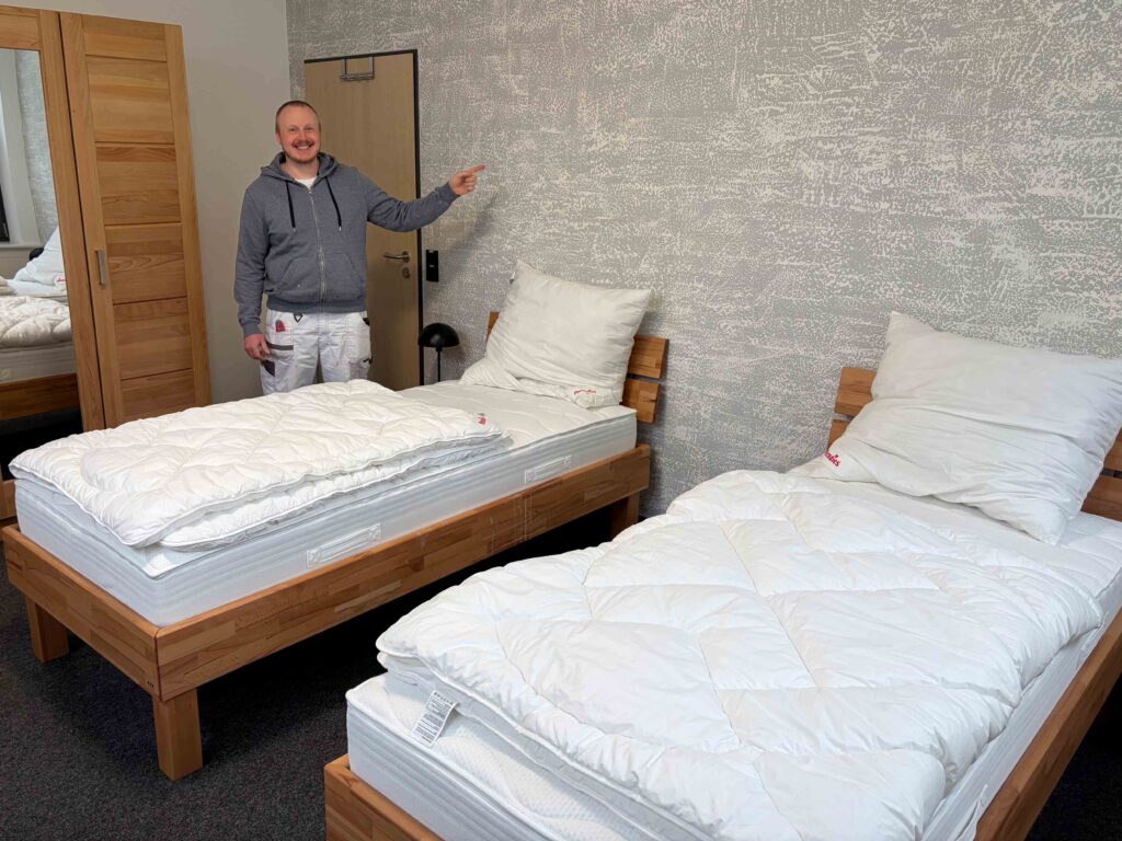 Azubi-Wohnheim in Waldshut: Zweibettzimmer mit grau betupfter Wand.