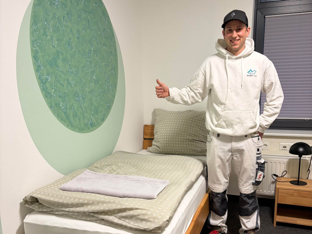 Azubi-Wohnheim in Waldshut: Zimmer mit grünfarbenen Kreisen an der Wand.