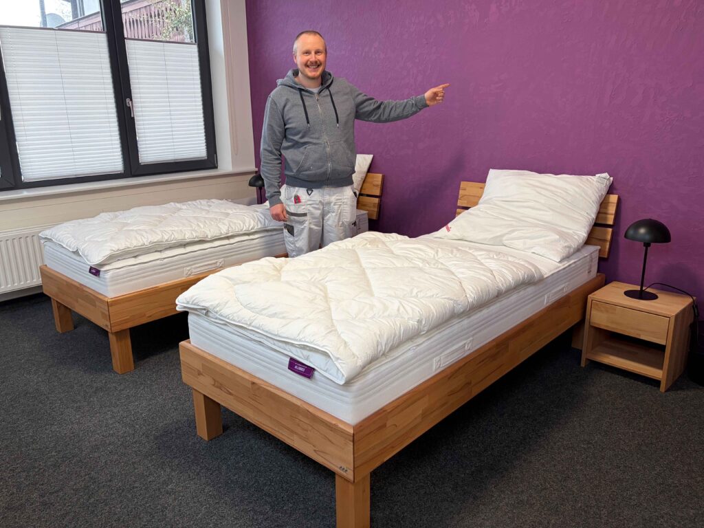 Azubi-Wohnheim in Waldshut: Zweibettzimmer mit lilafarbener Wand.