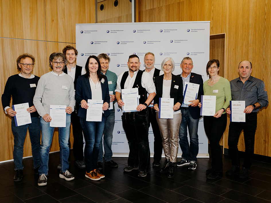 Gruppenbild der ersten Absolventen des Zertifikatslehrgangs Nachhaltigkeits- und Klimaschutzmanager/-in im Handwerk.