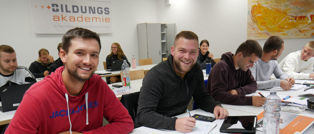 Schüler eines Meistervorbereitungskurses in einem Klassenzimmer der Bildungsakademie Rottweil.