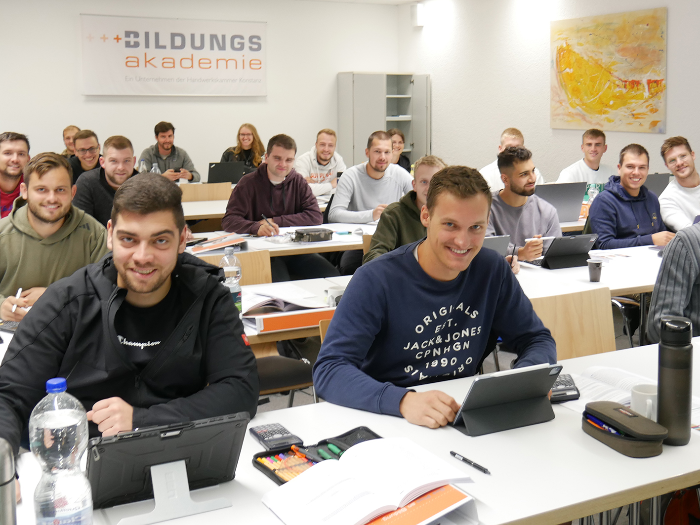 Schüler des Meistervorbereitungskurses Teil III in einem Klassenzimmer der Bildungsakademie Rottweil.