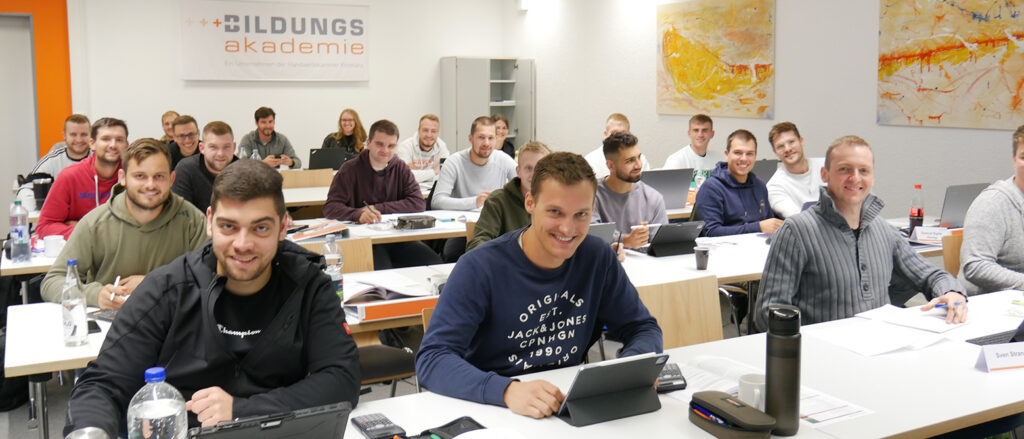 Schüler des Meistervorbereitungskurses Teil III in einem Klassenzimmer der Bildungsakademie Rottweil.